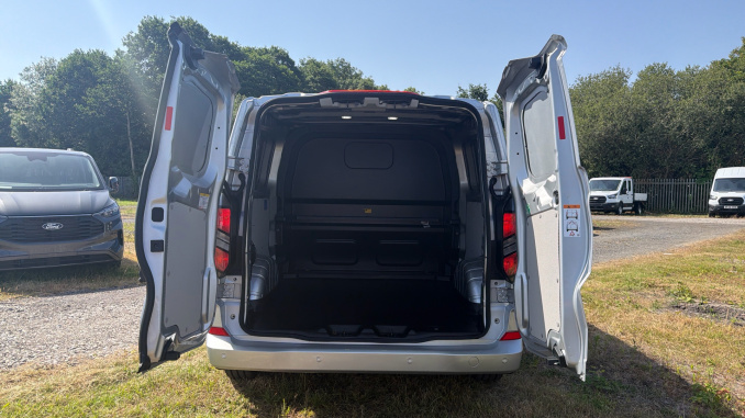 Ford Transit Custom 320 L2 Diesel Fwd 2.0 EcoBlue 136ps H1 Double Cab Van Limited Auto - Image 3